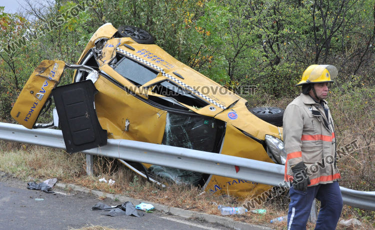 Такси излетя в канавка край пътя от Хасково към Баните, шофьорът в болница