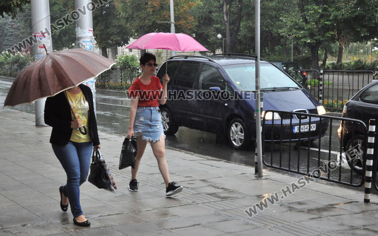 Облачно време и дъжд с гръмотевици в петък