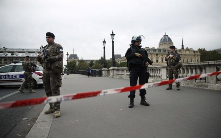Четирима полицаи убити с нож при атака в Париж