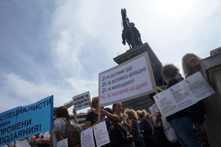 Около 7000 медици излизат на протест