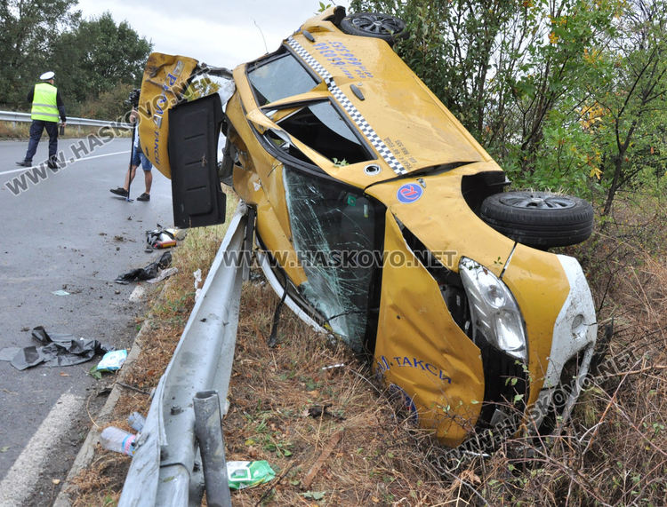 Таксито се е обърнало заради несъобразена скорост по пътя от Хасково към Баните