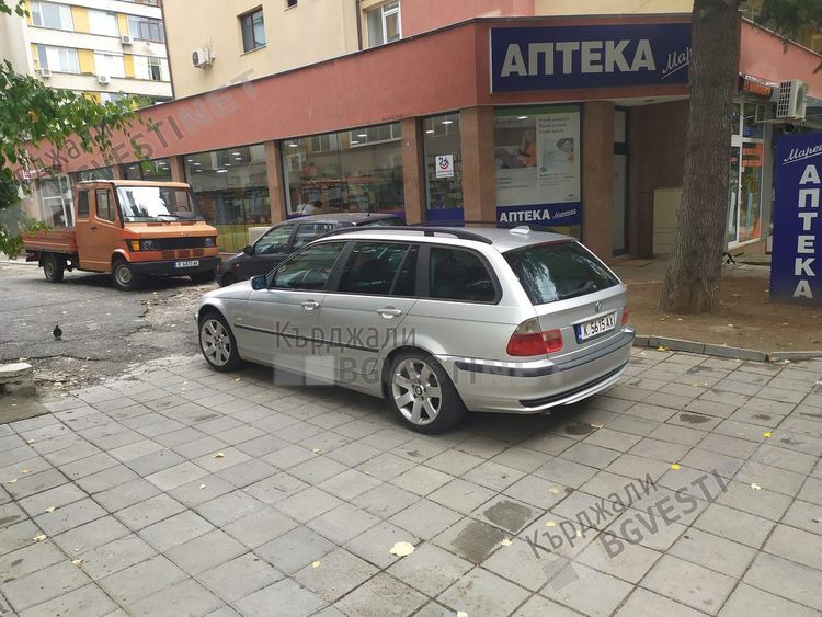 Пришълци паркират безпардонно пред аптека „Марешки”, запушват колите на паркинга