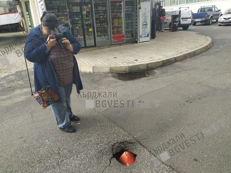 Опасна дупка зейна до ресторант „Старата къща” в самия център на Кърджали