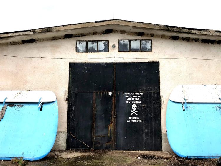 Обезвреждат „опасни отрови“ складирани в село Горски Извор