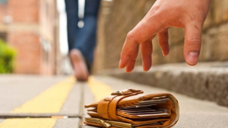 Ученичка от Джебел намери портмоне с пари и документи и го предаде в полицията