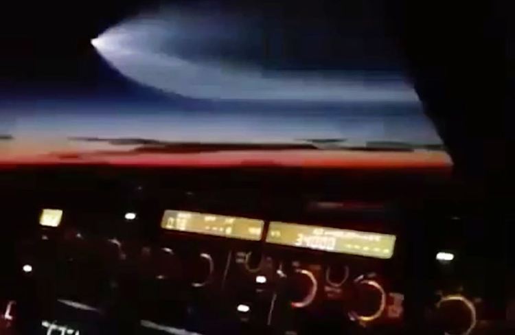 Тест на балистична ракета Трайдънт II заснет от пътнически самолет (видео)