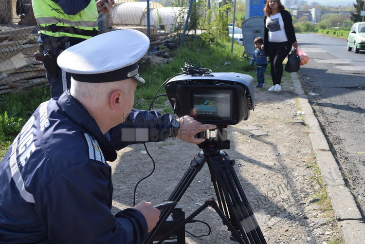 126 автомобила провериха за час и половина полицаите от Момчилград, валят глоби
