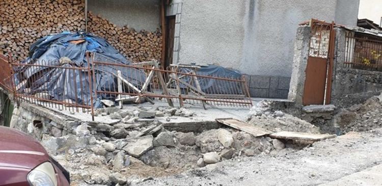 Кметът на Смолян към живущите на улица "Острица": „Не паркирайте, пречите на ремонта!“