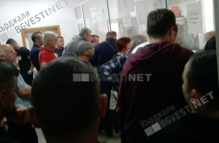Опашката пред гишето е ежедневие