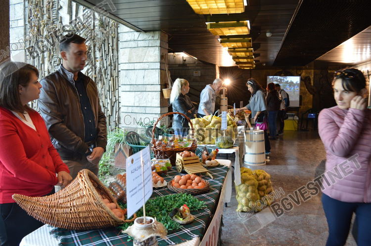 Чаши от палмови листа и торбички от нишесте показаха на фермерското изложение в Смолян, "топят" се за 21 дни