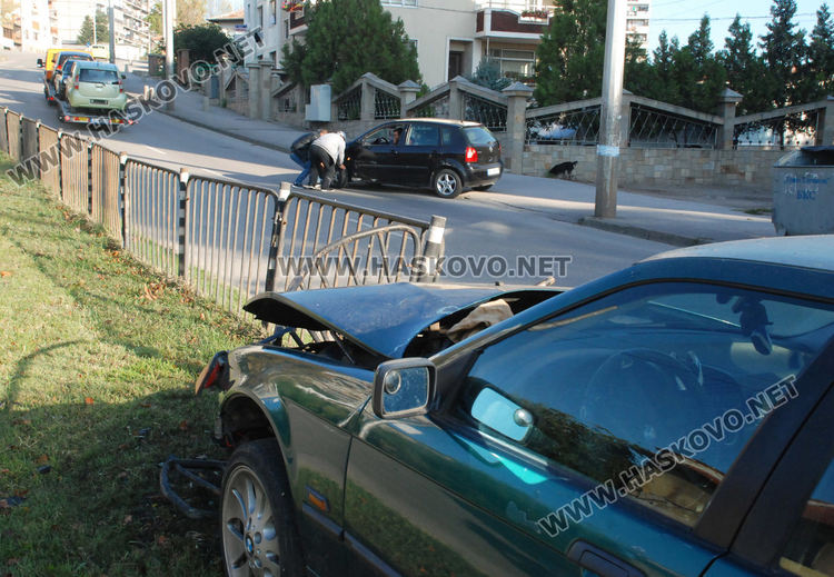 Баварец се заби в мантинела след пресечен път, дрегерът- без батерия