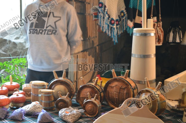 Чаши от палмови листа и торбички от нишесте показаха на фермерското изложение в Смолян, "топят" се за 21 дни