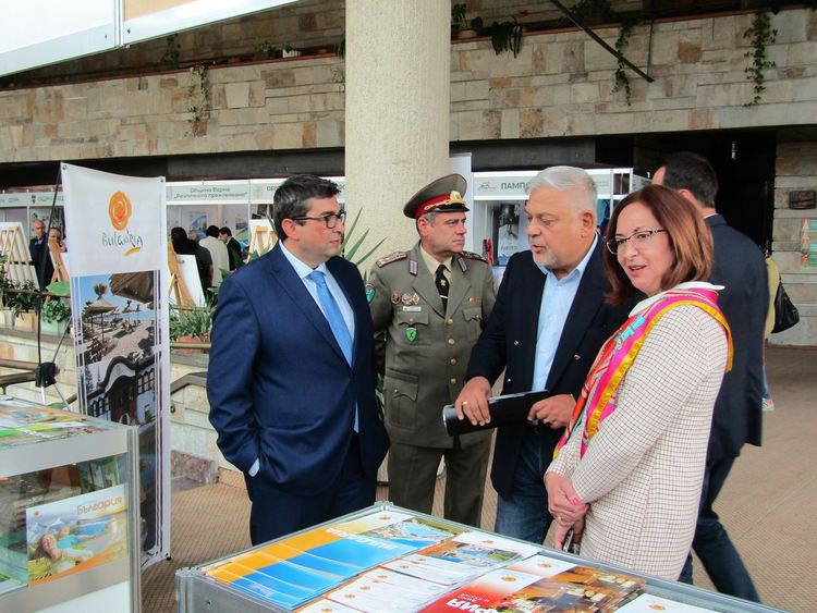 С родопско хоро беше открито ХVІ-то Международно туристическо изложение „Планините на България – гостоприемство в четири сезона“