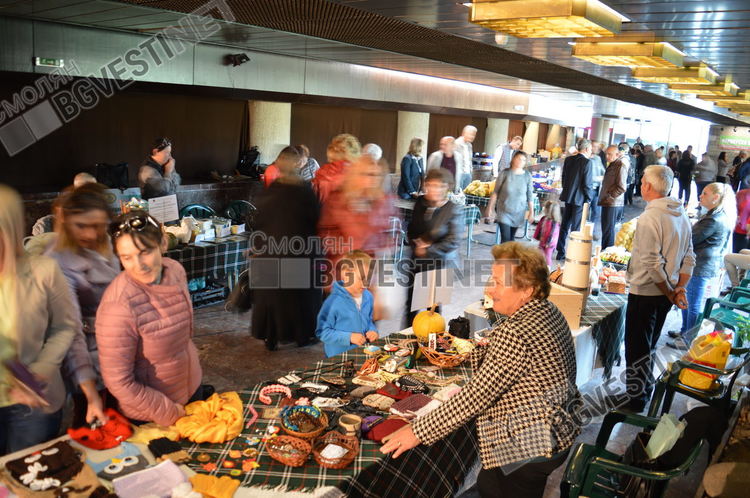 Чаши от палмови листа и торбички от нишесте показаха на фермерското изложение в Смолян, "топят" се за 21 дни