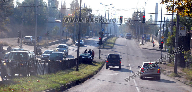 Баварец се заби в мантинела след пресечен път, дрегерът- без батерия