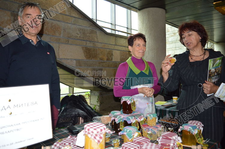 Чаши от палмови листа и торбички от нишесте показаха на фермерското изложение в Смолян, "топят" се за 21 дни