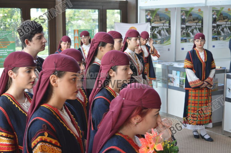 Чаши от палмови листа и торбички от нишесте показаха на фермерското изложение в Смолян, "топят" се за 21 дни