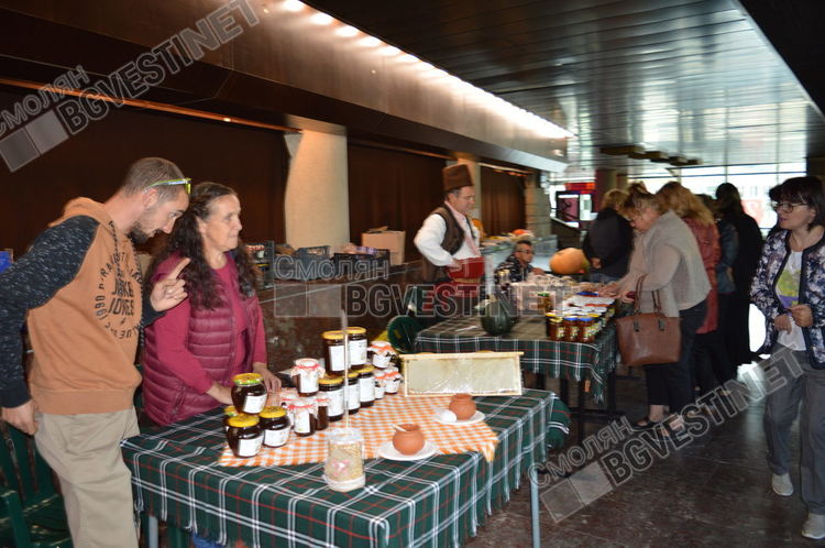 Чаши от палмови листа и торбички от нишесте показаха на фермерското изложение в Смолян, "топят" се за 21 дни