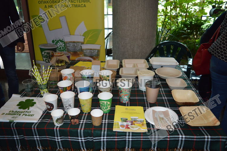 Чаши от палмови листа и торбички от нишесте показаха на фермерското изложение в Смолян, "топят" се за 21 дни