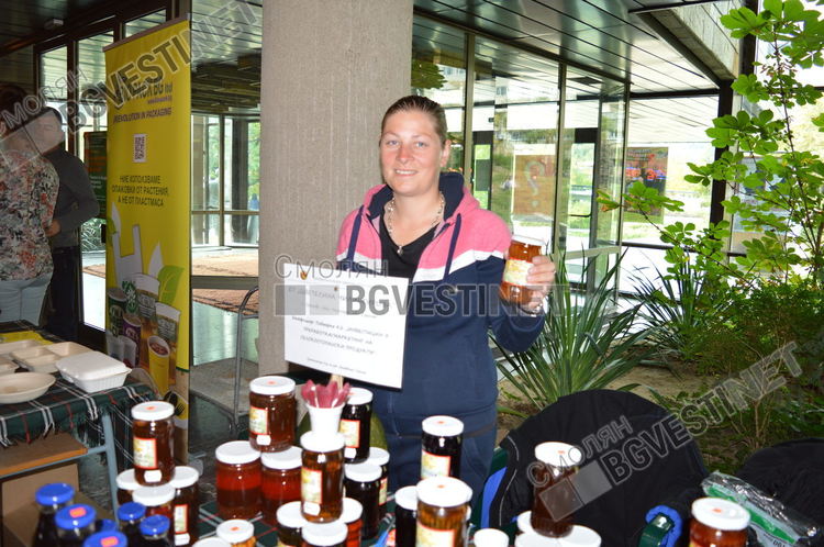 Чаши от палмови листа и торбички от нишесте показаха на фермерското изложение в Смолян, "топят" се за 21 дни