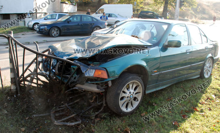 Баварец се заби в мантинела след пресечен път, дрегерът- без батерия