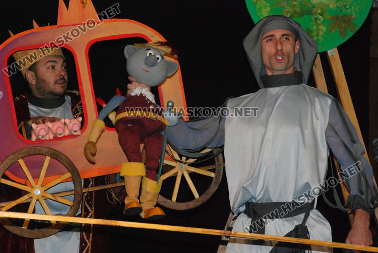 Първото премиерно куклено представление за сезона кани възрастни и деца в Хасковския театър