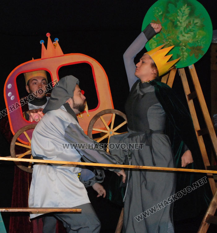 Първото премиерно куклено представление за сезона кани възрастни и деца в Хасковския театър