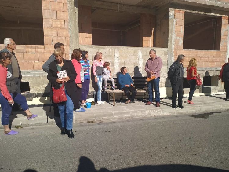 Изморени от неизпълнени обещания – гражданите на квартали в Смолян сами бетонират улиците си