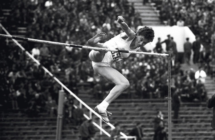 „Босоногата кралица“ Йорданка Благоева вдъхновява децата на Хасково и представя биографичната си книга