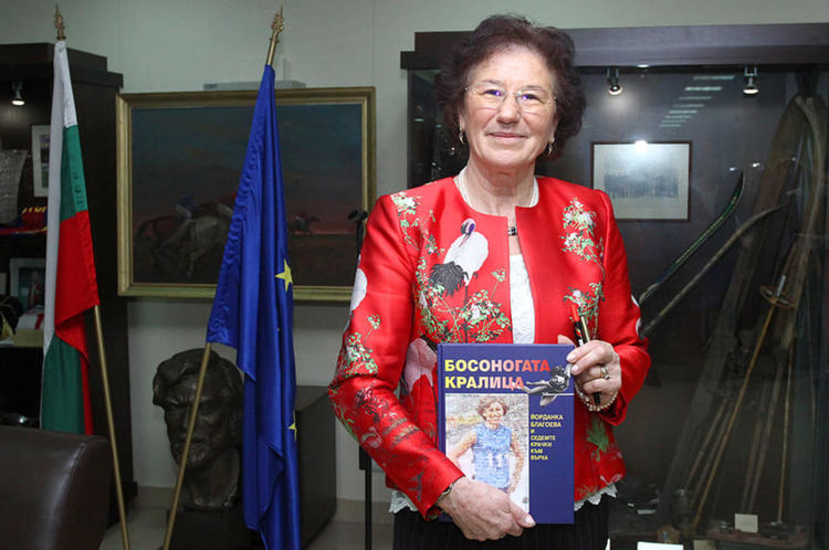 „Босоногата кралица“ Йорданка Благоева вдъхновява децата на Хасково и представя биографичната си книга