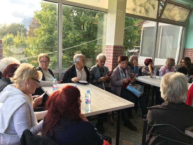 Изморени от неизпълнени обещания – гражданите на квартали в Смолян сами бетонират улиците си