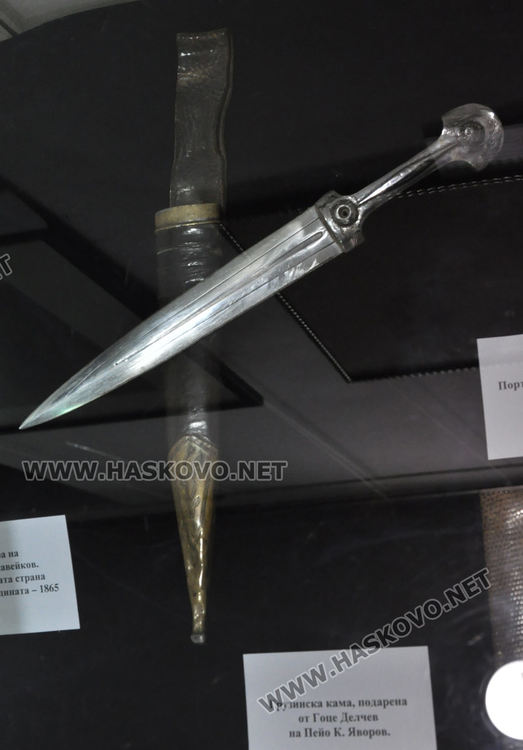 Пистолетът, с който Яворов  се самоубива – част от изложбата в галерия „Форум“