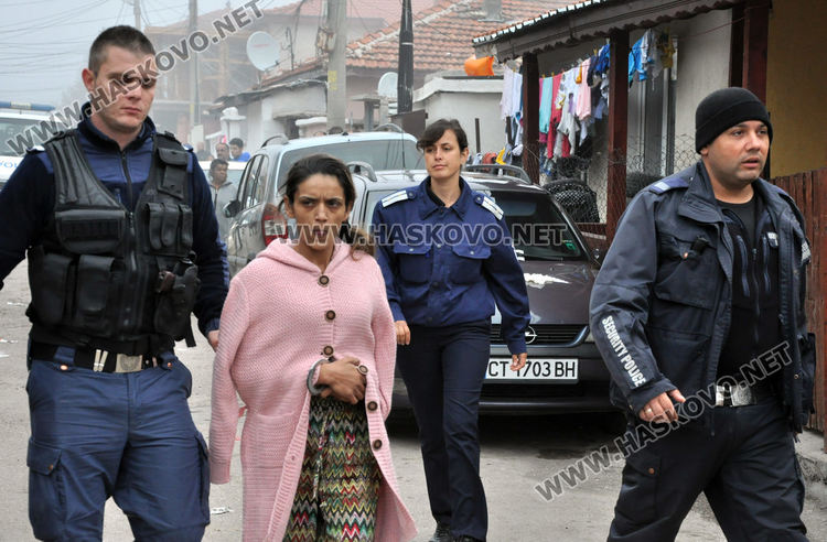 Полицаите отведоха млада жена с белезници