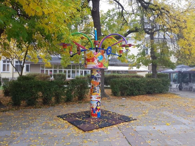 Пенсионери недоволстват от детска въртележка