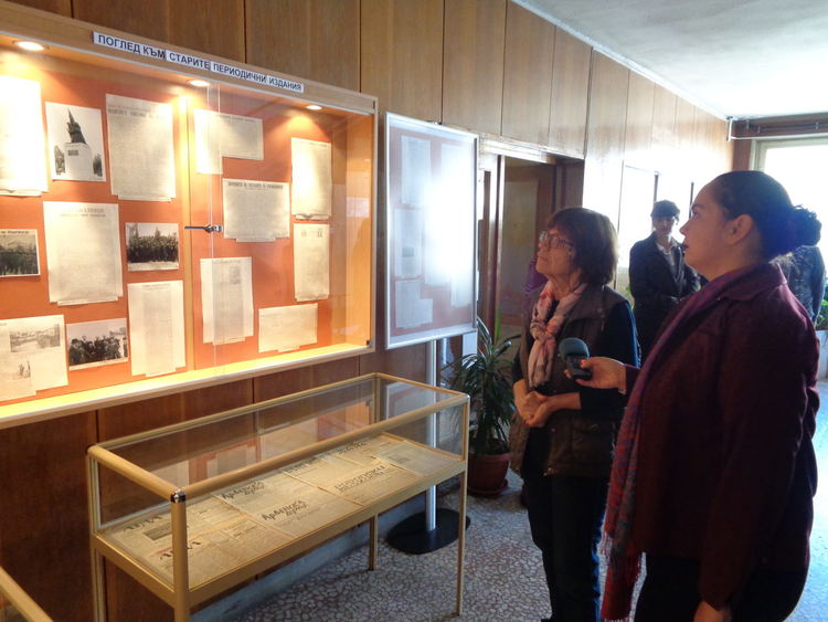 Откриха изложба „80 години Ден на Кърджали. Поглед към старите периодични издания” в регионалната библиотека