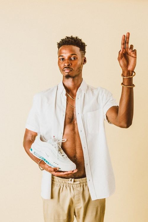 Маратонки със светена вода произведоха в САЩ 