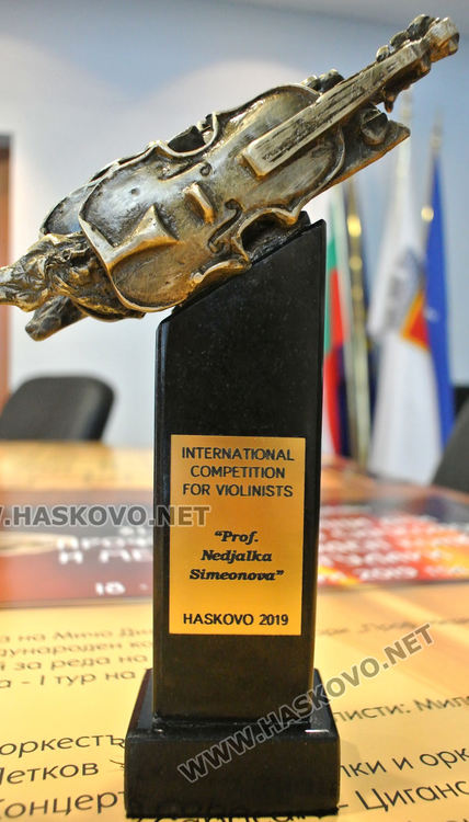 5-годишна цигуларка свири в 44-тото издание на конкурса “Проф. Недялка Симеонова“