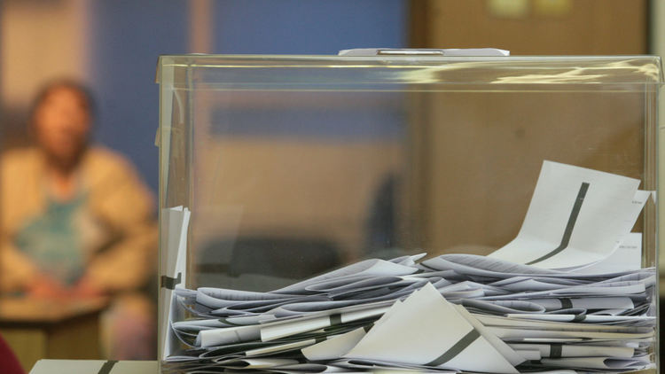 Представител на БСП оглави секционната избирателна комисия на колела в Хасково