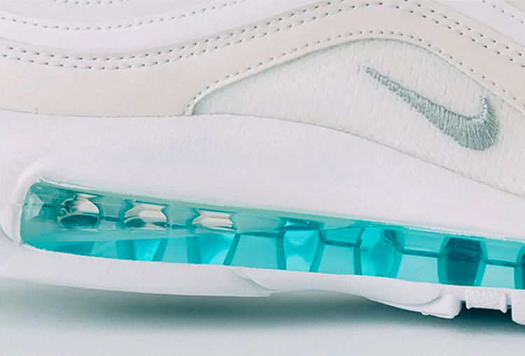 Маратонки със светена вода произведоха в САЩ 