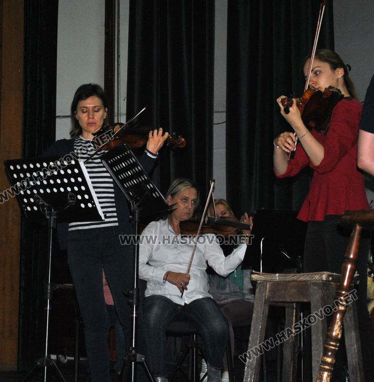 Мила Георгиева и Зорница Иларионова свирят заедно за първи път с Камерния оркестър на Хасково