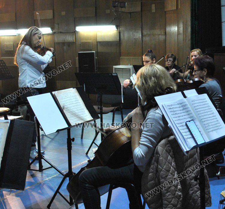 Мила Георгиева и Зорница Иларионова свирят заедно за първи път с Камерния оркестър на Хасково