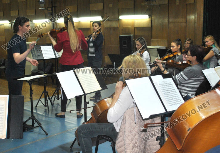 Мила Георгиева и Зорница Иларионова свирят заедно за първи път с Камерния оркестър на Хасково