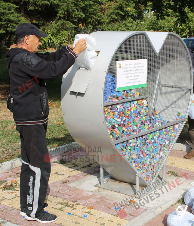Възрастни събраха багажник с капачки за металното сърце