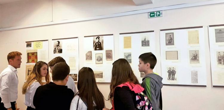 В изложба на СУ"Св.св Кирил и Методий" в Смолян показаха уникална снимка на Освободителя на Родопите