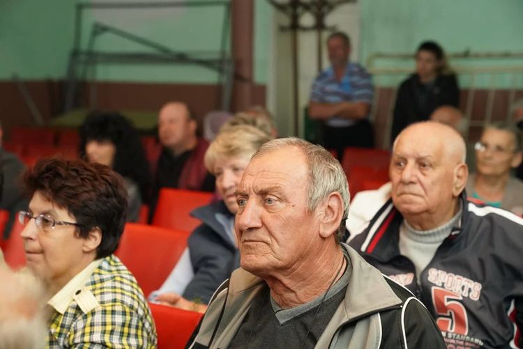 Иво Димов не управлява само от кабинета си, той е между хората и познава проблемите на всяко село