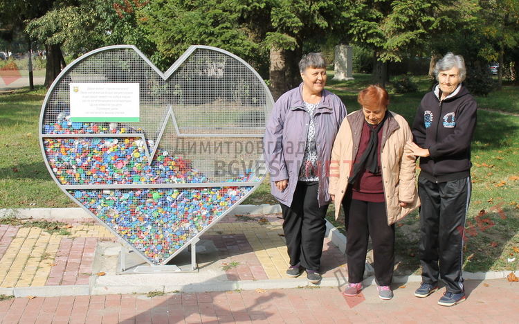 Възрастни събраха багажник с капачки за металното сърце