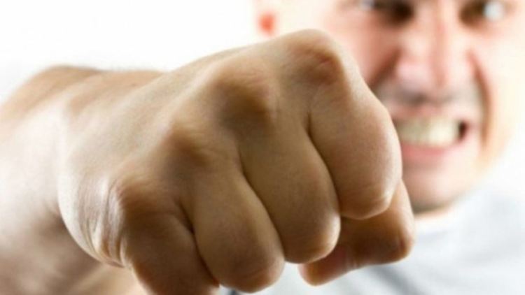 Баща преби 11-годишната съученичка на дъщеря си в училище