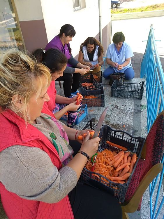 Жените в селото с радост се включват да помагат в приготовлението на курбана, за който всяка година местните даряват по 300 кг фасул