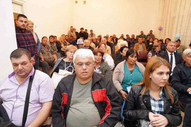 Иво Димов не управлява само от кабинета си, той е между хората и познава проблемите на всяко село