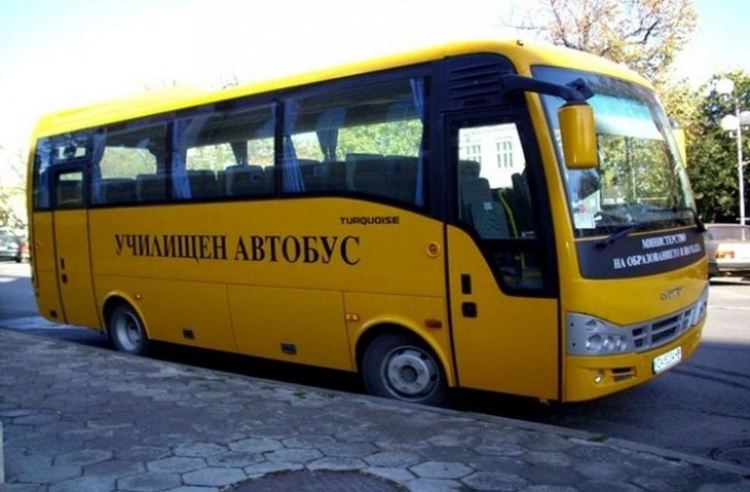 Млада жена наби четири деца в училищен автобус в Бенковски